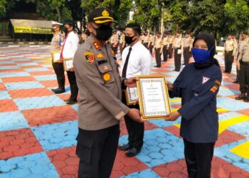 Empat Personel Polisi Purwakarta Berprestasi Terima Penghargaan
