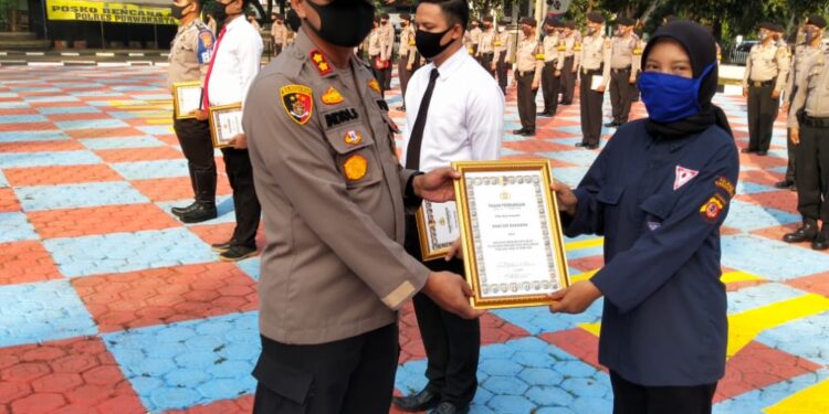 Empat Personel Polisi Purwakarta Berprestasi Terima Penghargaan
