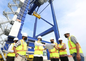 Kunjungan kerja Direktur Teknik Hosadi, Komisaris Utama Achmad Djamaludin, Direktur Utama PT PMT Robert Sinaga, Komisaris Ahmad Perwira Mulia Tarigan, dan Direktur Transformasi & Pengembangan Bisnis Prasetyo (kiri ke kanan) ke Kuala Tanjung Multipurpose T