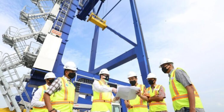 Kunjungan kerja Direktur Teknik Hosadi, Komisaris Utama Achmad Djamaludin, Direktur Utama PT PMT Robert Sinaga, Komisaris Ahmad Perwira Mulia Tarigan, dan Direktur Transformasi & Pengembangan Bisnis Prasetyo (kiri ke kanan) ke Kuala Tanjung Multipurpose T