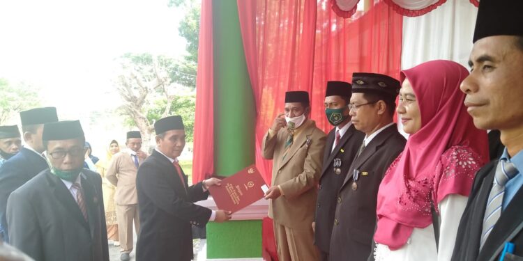 20 ASN Kemenag Halsel Terima Penghargaan Satya Lencana HUT RI Ke-75