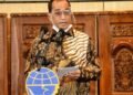 Menhub Budi Karya Bagikan 2.000 Masker di Palembang