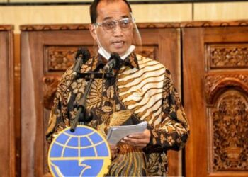 Menhub Budi Karya Bagikan 2.000 Masker di Palembang