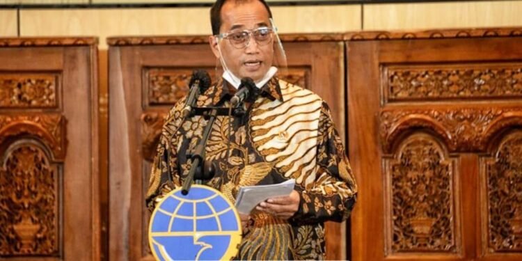 Menhub Budi Karya Bagikan 2.000 Masker di Palembang