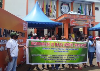 Masyarakat Raja Ampat Geruduk KPU Tolak Calon Tunggal