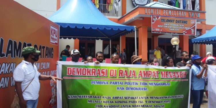 Masyarakat Raja Ampat Geruduk KPU Tolak Calon Tunggal