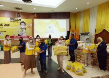 Ikatan Isteri Partai Golkar Serahkan Sembako Kepada 1.000 Buruh