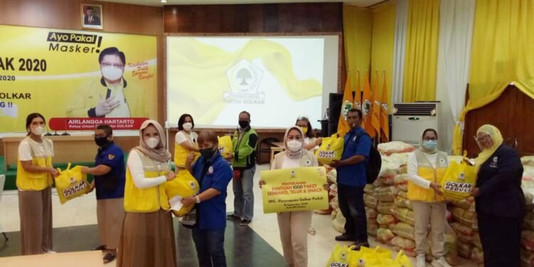 Ikatan Isteri Partai Golkar Serahkan Sembako Kepada 1.000 Buruh