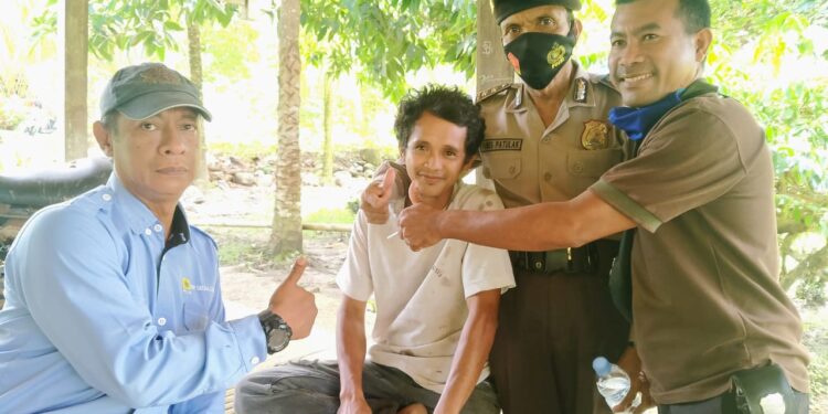 Warga Dan PLN Sepakat, Apabila Pohon Gaharu Warga Rusak Terkena Tower Listrik Maka Pihak PLN Akan Membayar Ganti Rugi