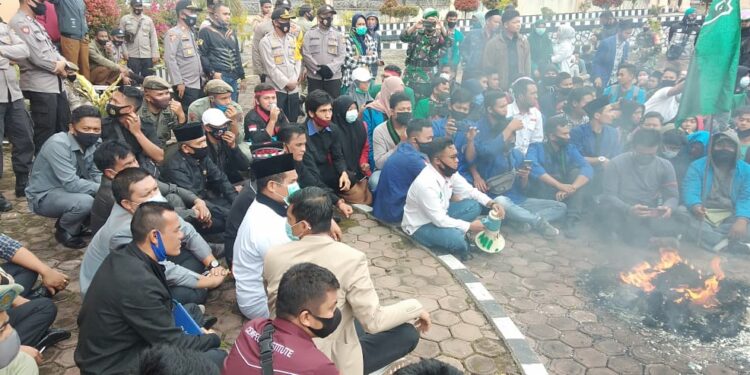 Kendati Perkantoran Libur, Ratusan Mahasiswa Bener Meriah Demo Tolak Omnibus Law
