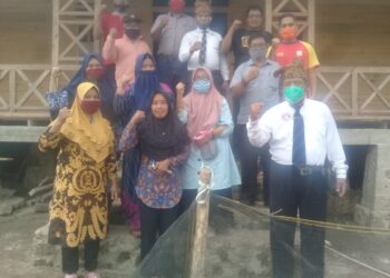Pengurus UMKM Simalungun dan Warga Pematang Sidamanik foto bersama di Pendopo Ngatio
