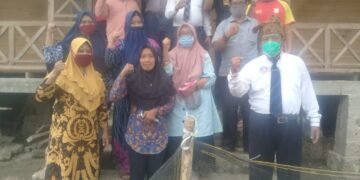 Pengurus UMKM Simalungun dan Warga Pematang Sidamanik foto bersama di Pendopo Ngatio