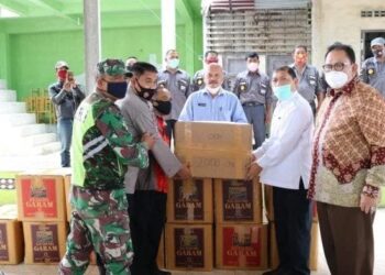 Peduli Covid-19, Ketua DPRD Sumut Bagi-bagi Masker di Kecamatan Namanteran Tanah Karo