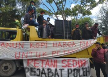 Ratusan Massa PKM Dobrak DPRK Bener Meriah Tuntut Dibentuk Qanun Komoditas Kopi