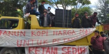 Ratusan Massa PKM Dobrak DPRK Bener Meriah Tuntut Dibentuk Qanun Komoditas Kopi