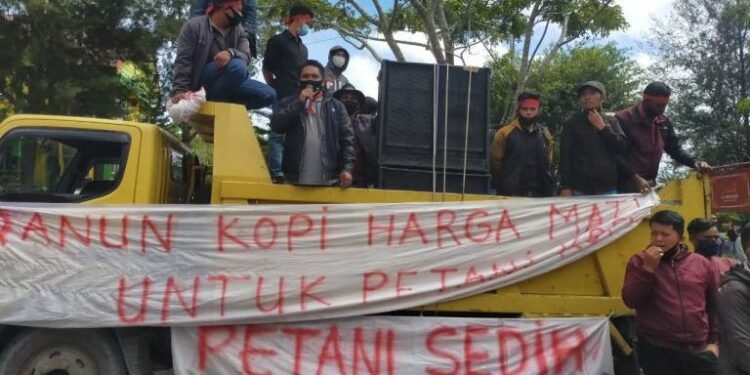 Ratusan Massa PKM Dobrak DPRK Bener Meriah Tuntut Dibentuk Qanun Komoditas Kopi