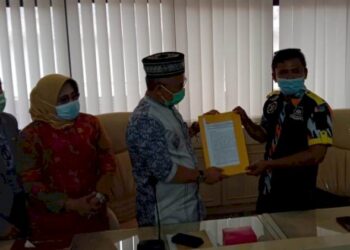 DPRD Beri Surat Pengantar GMBI Tolak Omnibus Law Ke DPR RI