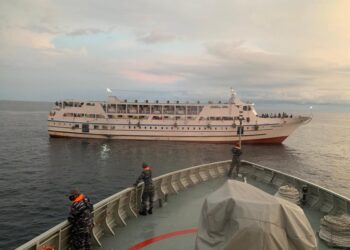 KRI ALbakhora Evakuasi 78 Penumpang Kapal KM Sumber Raya 04 Yang Mengalami Gangguan Mesin Ditengah Lautan