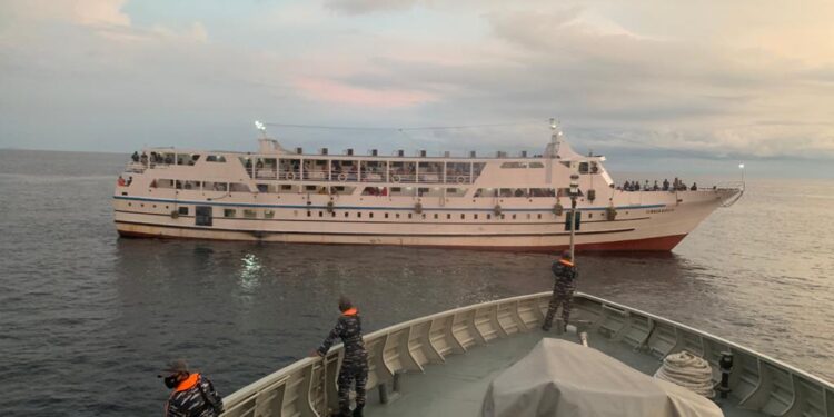 KRI ALbakhora Evakuasi 78 Penumpang Kapal KM Sumber Raya 04 Yang Mengalami Gangguan Mesin Ditengah Lautan