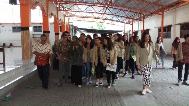 Dosen Agama Kristen dan Katolik UGM Agus Susanto bersama mahasiswa/i Fakultas Filsafat UGM saat berkunjung ke asrama Ponpes Sunan Pandanaran