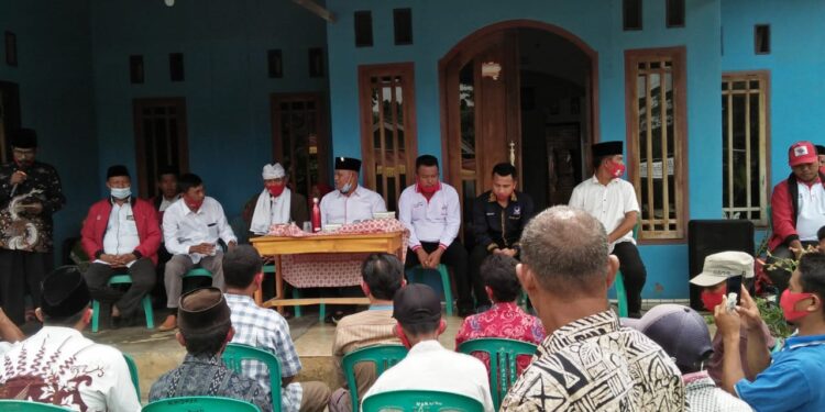 Meski Diguyur Hujan, Masyarakat Kecamatan Ketapang Tetap Semangat Dukung Nomor Urut Satu Nanang-Pandu