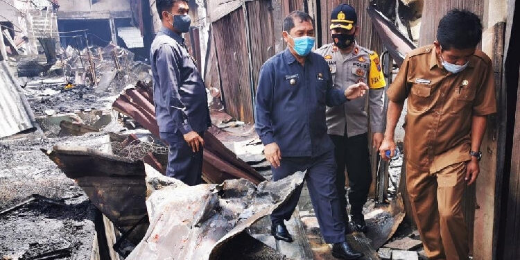 Bupati Karo Langsung Turun Ke Lokasi Kebakaran Pasar Tingkat Berastagi
