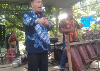 Cabup Nomor Satu RHS Lantunkan Sebuah Lagu Untuk Pengantin di Bandar Tongah