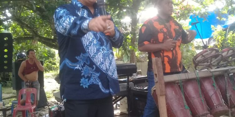Cabup Nomor Satu RHS Lantunkan Sebuah Lagu Untuk Pengantin di Bandar Tongah