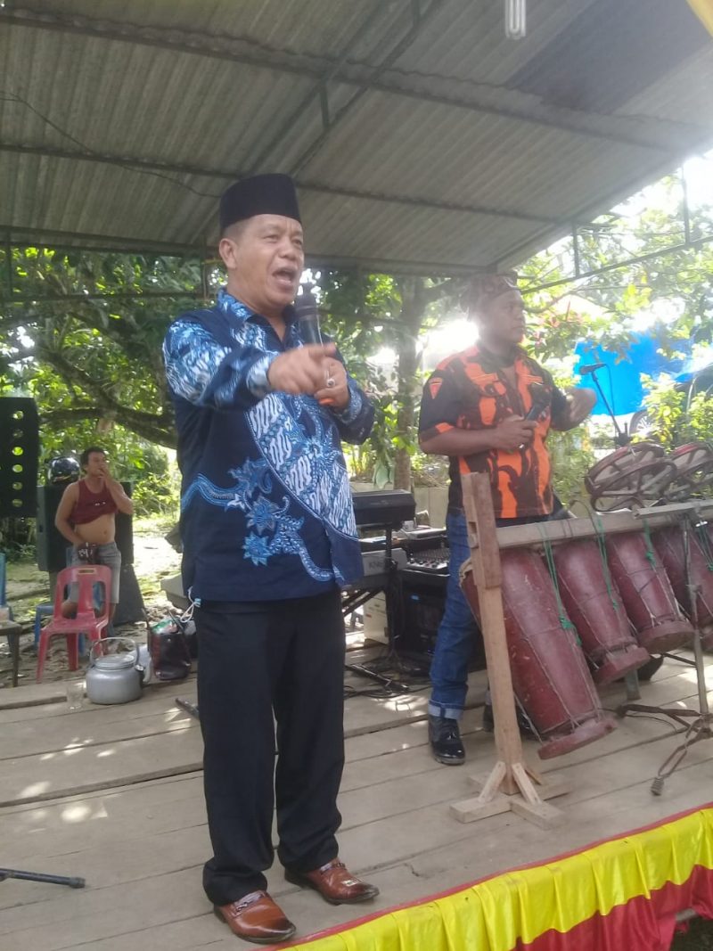 Tampak Cabup Nomor Satu RHS Bernyanyi Diiringi Musik Gondang dalam Acara Perkawinan di desa Bandar Tongah