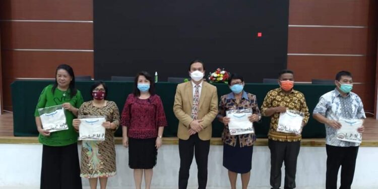 LPMP Sulut Serahkan Penghargaan Prestasi Mutu Kerja Kepada Kepsek Binaan