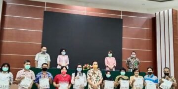 LPMP Sulut Serahkan Cenderamata Kepada Peserta Yang Dapat Menjawab Pertanyaan