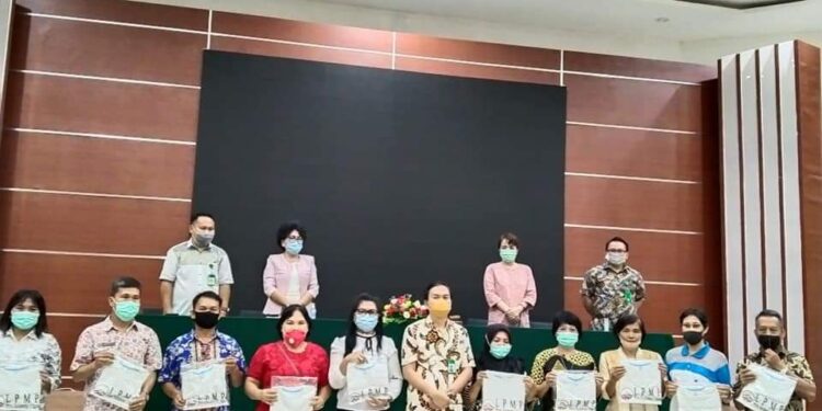 LPMP Sulut Serahkan Cenderamata Kepada Peserta Yang Dapat Menjawab Pertanyaan