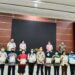 LPMP Sulut Serahkan Cenderamata Kepada Peserta Yang Dapat Menjawab Pertanyaan