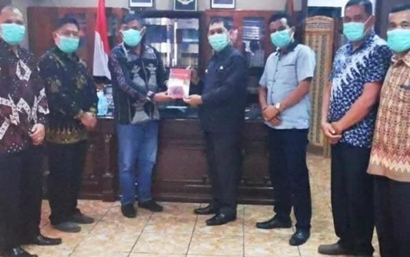 Bupati Terkelin Brahmana Terima Buku 100 Karo Inspiratif