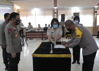 Kapolda Sulut Irjen Pol RZ Panca Putra Serahkan DIPA Tahun Anggaran 2021
