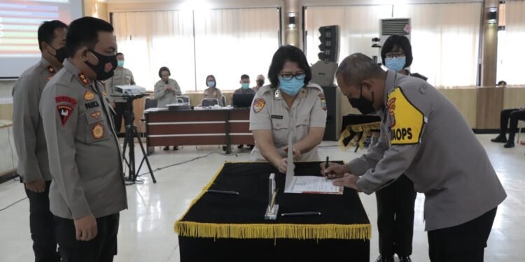 Kapolda Sulut Irjen Pol RZ Panca Putra Serahkan DIPA Tahun Anggaran 2021