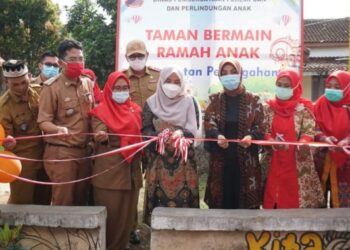 Ketua TP PKK Lamsel Resmikan Taman Bermain Anak