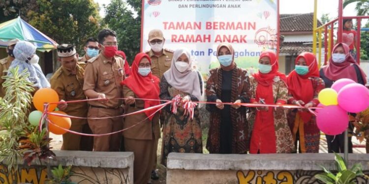 Ketua TP PKK Lamsel Resmikan Taman Bermain Anak