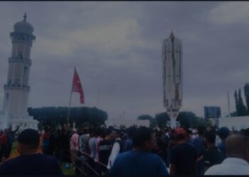 Milad GAM, Massa Kibarkan Bendera Bintang Bulan di Mesjid Raya Baiturrahman Banda Aceh