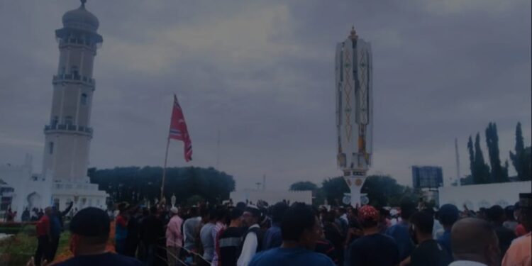 Milad GAM, Massa Kibarkan Bendera Bintang Bulan di Mesjid Raya Baiturrahman Banda Aceh
