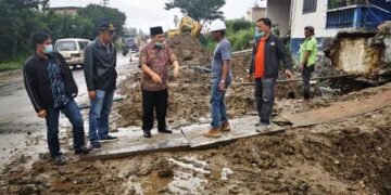 Bupati Karo Terkelin Brahmana Pantau Pemasangan Box Culvert Di Jalan Jamin Ginting
