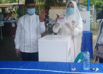 Calon Wakil Bupati Simalungun H Zoni Waldi SSos MM Dan Istri Paslon Nomor 01 Mencoblos di TPS 5 Wonorejo