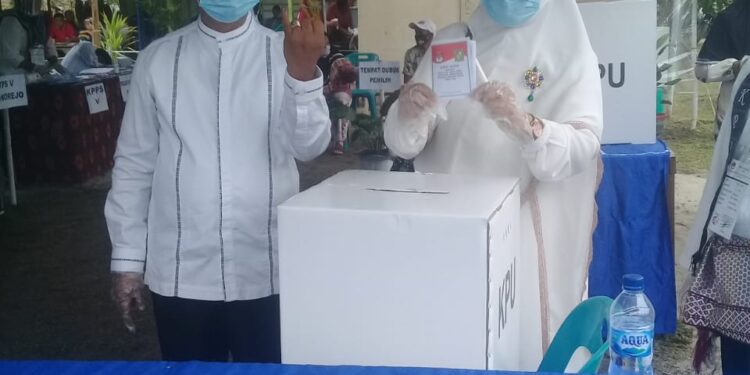 Calon Wakil Bupati Simalungun H Zoni Waldi SSos MM Dan Istri Paslon Nomor 01 Mencoblos di TPS 5 Wonorejo