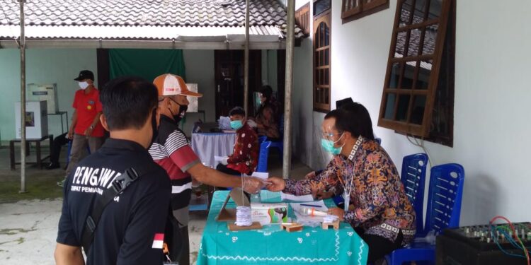 Cabup Ngesti Nugraha SH MH Mencoblos di TPS O1 Getasan