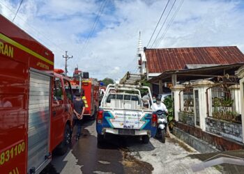 PLN ULP Kawangkoan Bersama Warga Padamkan Sijago Merah Membakar Gereja GPDI Karmel Langowan