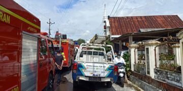 PLN ULP Kawangkoan Bersama Warga Padamkan Sijago Merah Membakar Gereja GPDI Karmel Langowan