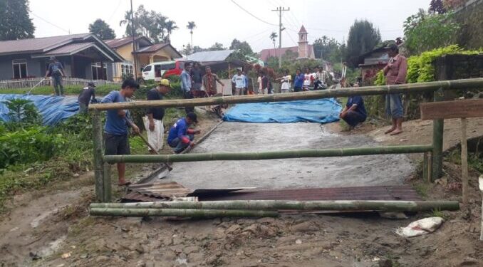 Jalan Desa Rusak Berat, Ratusan Warga Swadaya Perbaiki. Tak Percaya Lagi Janji Pemerintah Dan PTPN IV