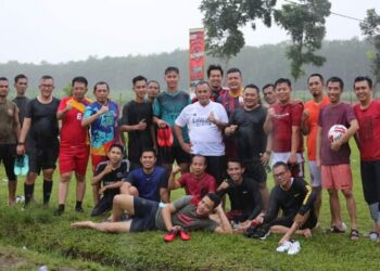 Isi Liburan, Nanang Ermanto Bersama Masyarakat Dan Pejabat Pemkab Lamsel Bermain Sepakbola