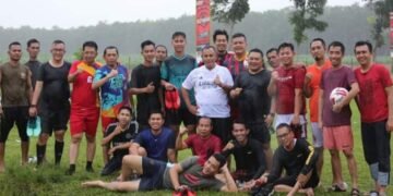 Isi Liburan, Nanang Ermanto Bersama Masyarakat Dan Pejabat Pemkab Lamsel Bermain Sepakbola