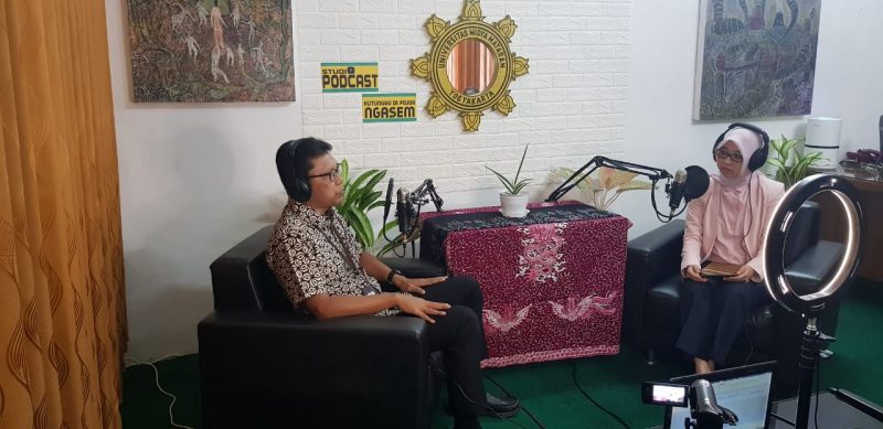 Host Puji Qomariyah mewawancarai Kepala Dinas Pariwisata DIY Singgih Raharjo